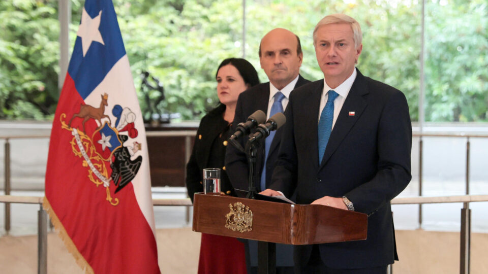 Ministra de Kast é atacada por estudantes de esquerda durante visita em universidade do Chile