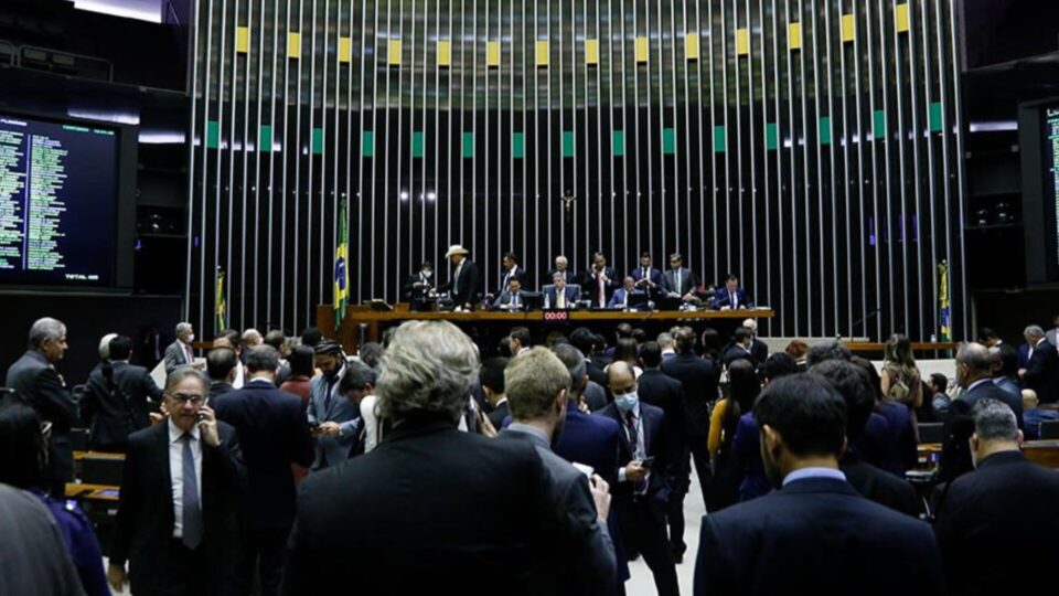 Em clima de campanha, janela partidária se fecha com reforço à direita e ao Centrão