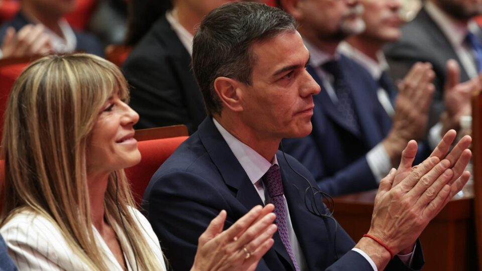 Juiz da Espanha decide processar mulher de premiê socialista por quatro crimes