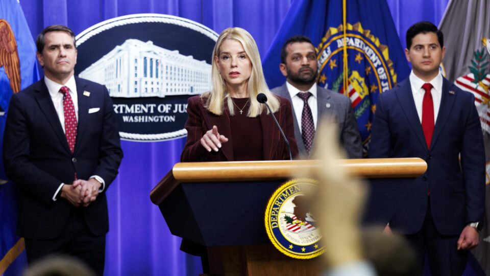 Trump demite a procuradora-geral Pam Bondi em meio a pressão pelos arquivos Epstein