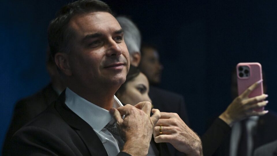 As pesquisas que mostram Flávio Bolsonaro à frente de Lula
