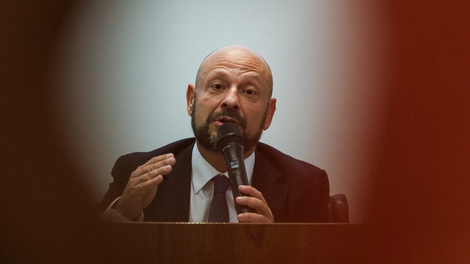 Ex-presidente do INSS joga responsabilidade da fila no ministério e rebate demissão