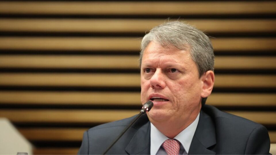 Tarcísio diz que PM suspeito de matar a esposa deve “apodrecer na cadeia”
