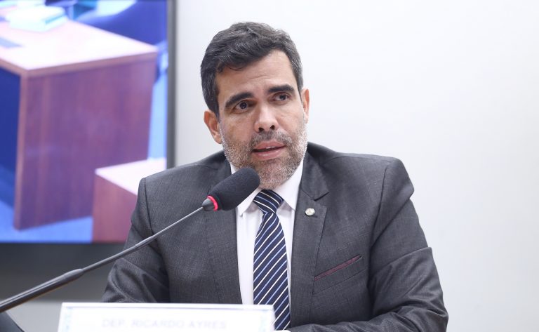 Comissão aprova projeto que torna crime o ato de bloquear vias com falsa blitz
