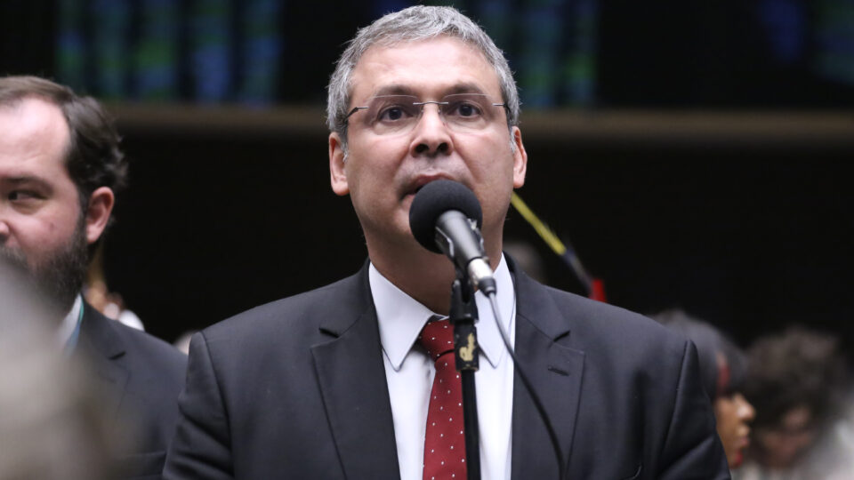 Lindbergh acusa Eduardo de “golpe continuado” por fala sobre eleições
