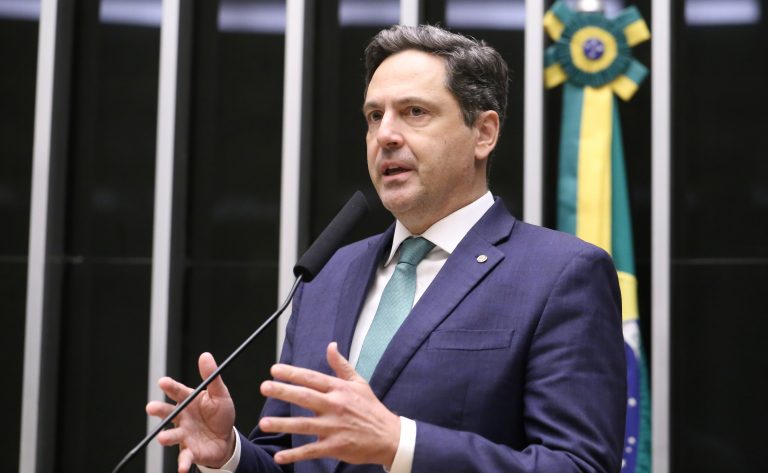 Comissão aprova projeto que classifica PCC e CV como grupos terroristas junto a 11 cartéis latinos