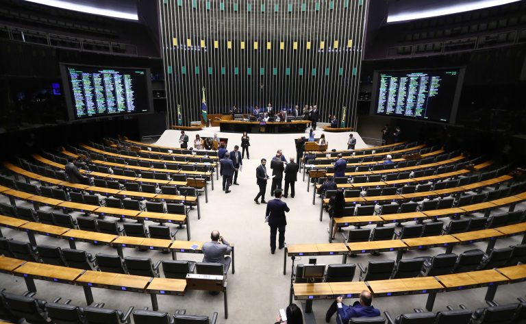 Deputados analisam em Plenário a MP que altera regras do seguro-defeso; acompanhe