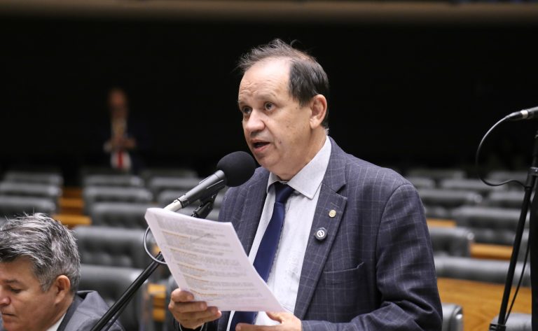Comissão aprova projeto que prioriza faixas de pedestres perto de paradas de ônibus e escolas