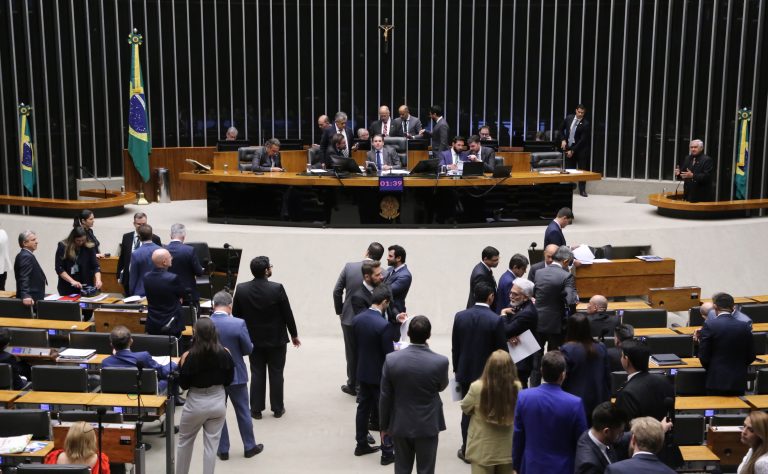Câmara dos Deputados inicia sessão para analisar propostas; acompanhe