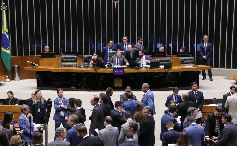 Deputados analisam projeto que reajusta multa por adulteração de combustíveis; acompanhe