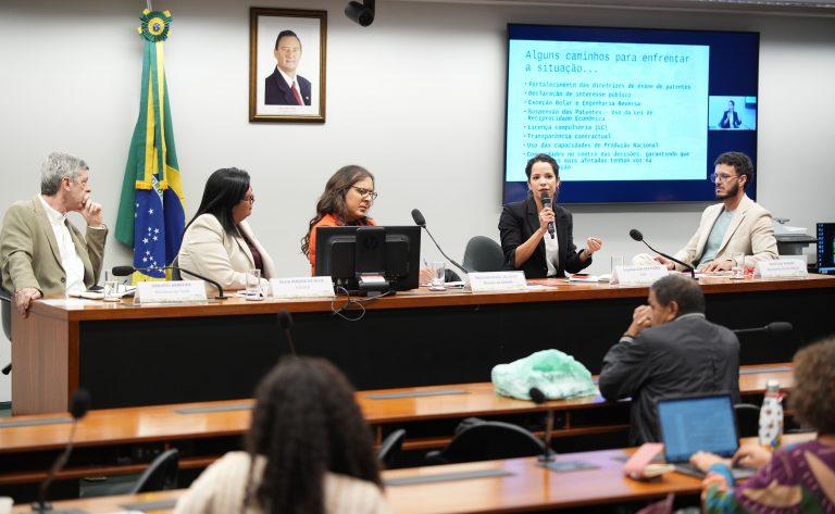 Inclusão de injeção semestral contra o HIV no SUS esbarra em preço alto, aponta debate
