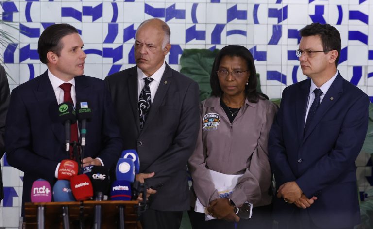 Hugo Motta mantém cronograma de votação da PEC sobre fim da escala 6×1