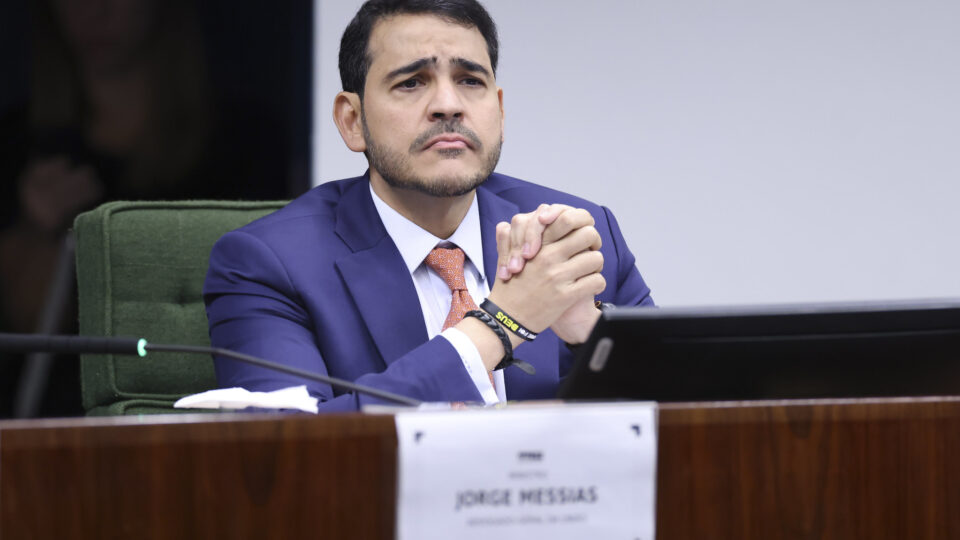 Alcolumbre encaminha carta de Lula à CCJ e Senado marca sabatina da indicação de Messias
