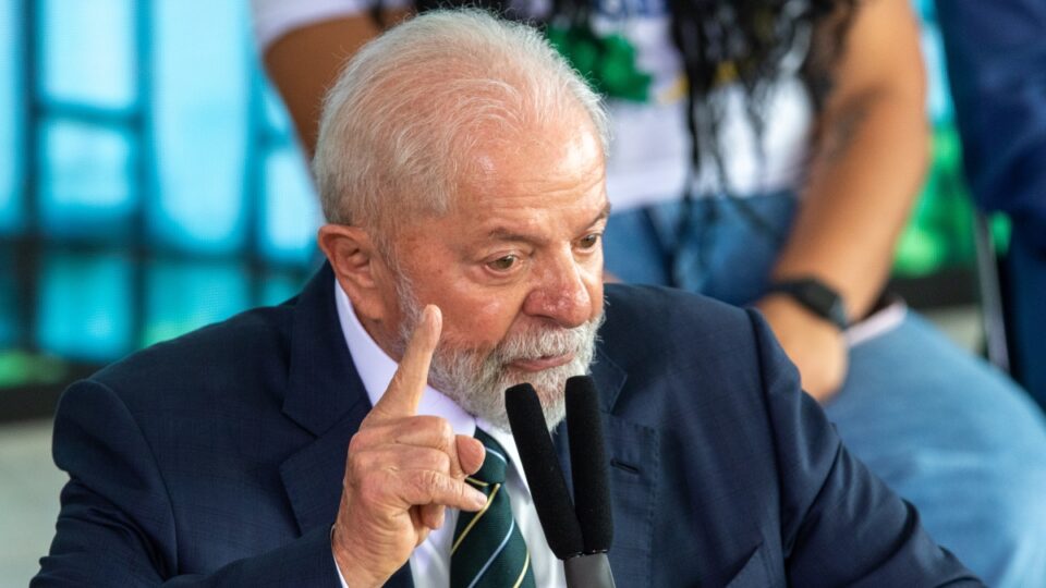 Governo cria protocolo para investigar crimes contra jornalistas em meio à relação tensa com a imprensa