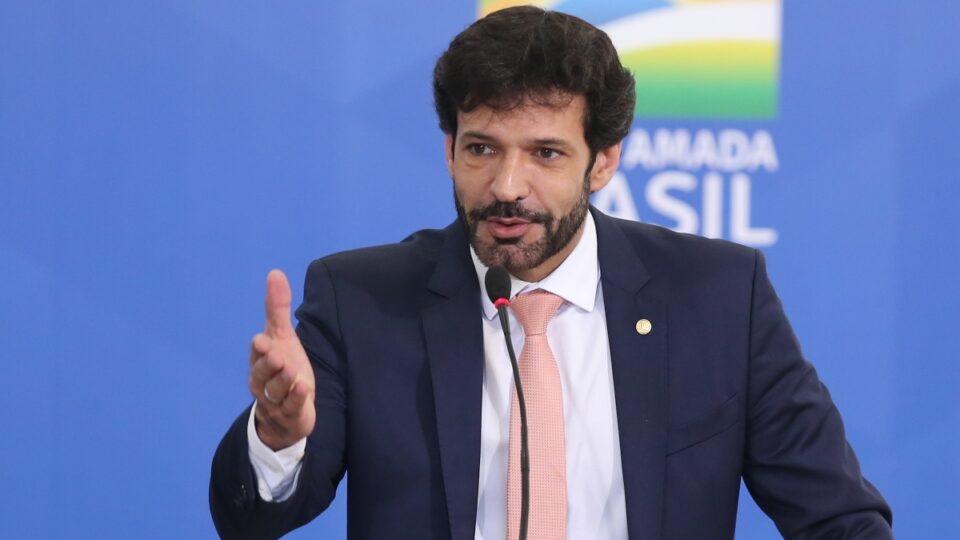 Justiça bloqueia contas de ex-ministro de Bolsonaro em ação movida por Felipe Neto
