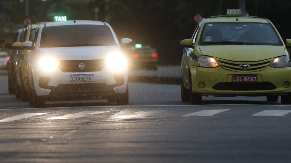 Volta das placas antigas? Projeto recoloca estado e município em identificação de veículos