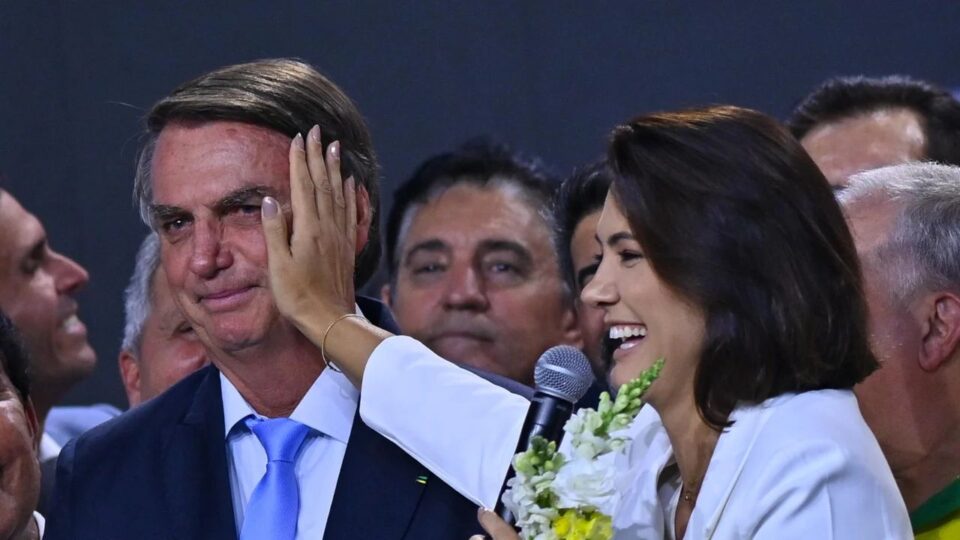 Michelle diz que Jair Bolsonaro está há seis dias sem soluços e faz sessões de fisioterapia