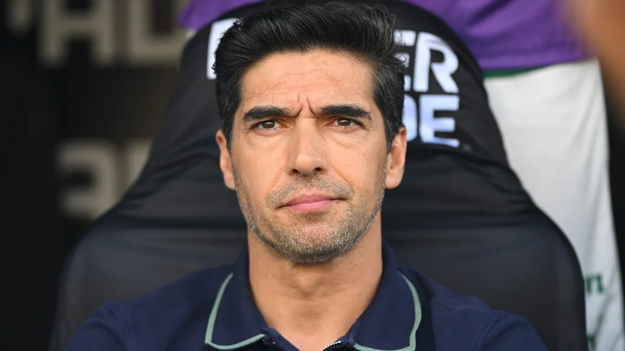 Abel Ferreira é suspenso por 8 jogos e fica fora do clássico contra o Corinthians