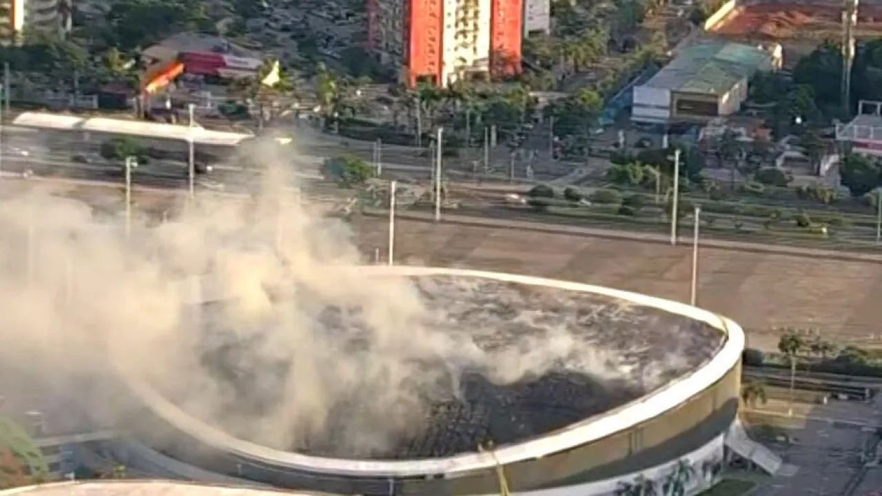 Bombeiros combatem incêndio no velódromo do Parque Olímpico, no Rio