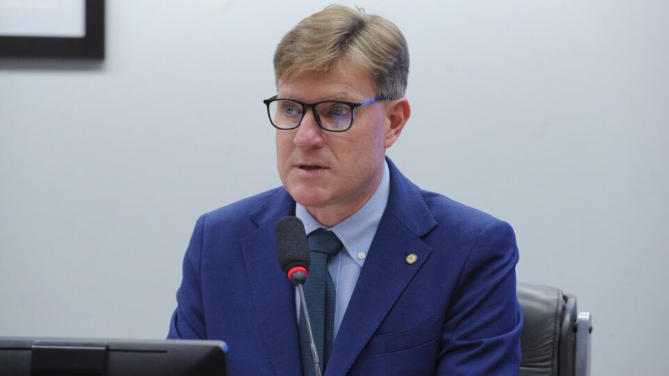 Quem é o deputado que passou por quatro partidos em menos de um mês