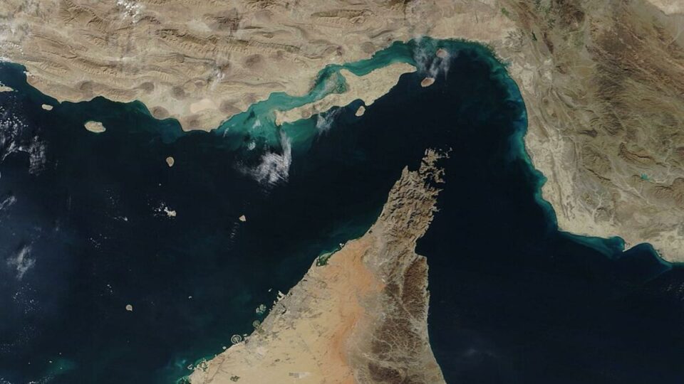 Irã ataca e apreende navios no Estreito de Ormuz após Trump estender cessar-fogo