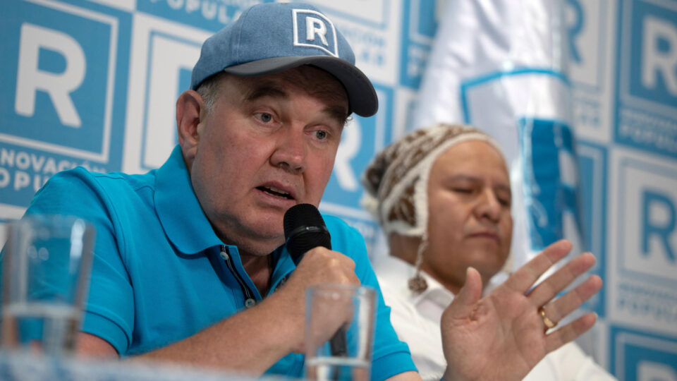 Conservador ultrapassado por esquerdista na apuração no Peru pede que eleição seja anulada