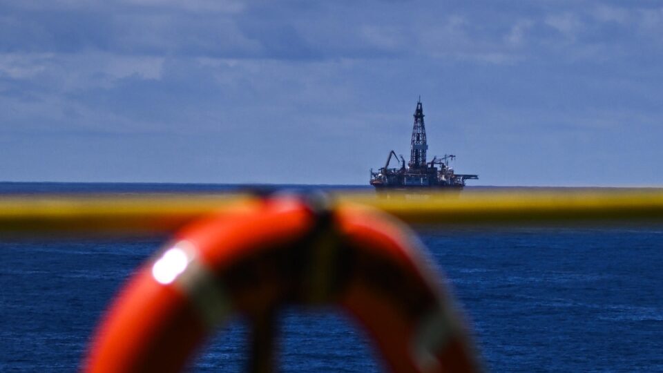 Petróleo volta a subir após início instável da trégua entre Irã e EUA