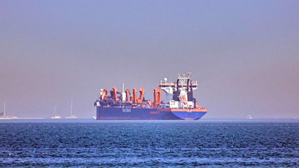 Irã anuncia reabertura do Estreito de Ormuz durante cessar-fogo; Trump elogia decisão