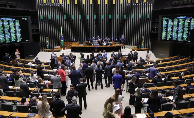 Câmara aprova em 1º turno PEC que garante recursos mínimos para assistência social