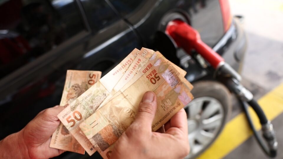 Justiça do RJ derruba imposto de exportação de petróleo do governo Lula