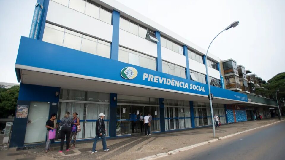 Governo antecipa 13º salário para tentar segurar endividamento de segurados do INSS