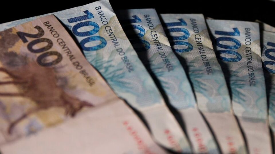 Governo tira R$ 65 bilhões da meta fiscal para criar superávit no Orçamento de 2027