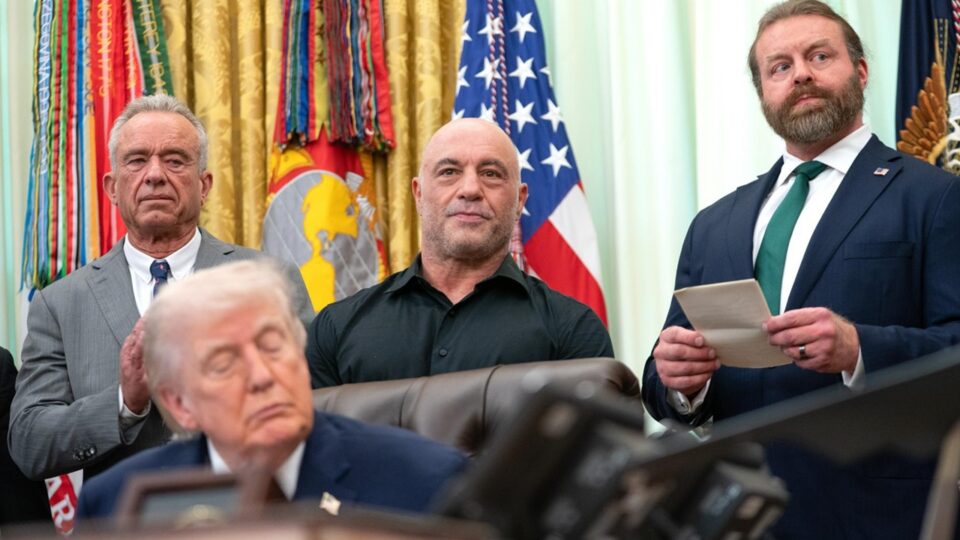 Trump assina ordem para acelerar acesso experimental a tratamentos com drogas psicodélicas