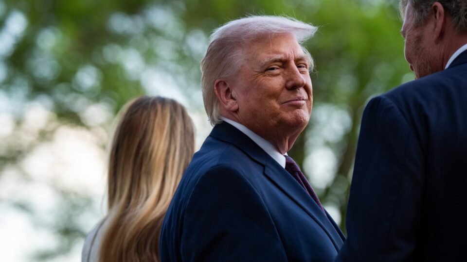 Trump volta a criticar o papa: “Alguém pode informá-lo que o Irã matou 42 mil manifestantes?”