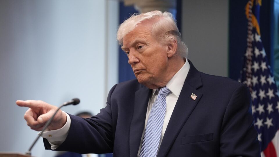 Trump diz que Irã não poderá enriquecer urânio e anuncia tarifa para quem armar o regime
