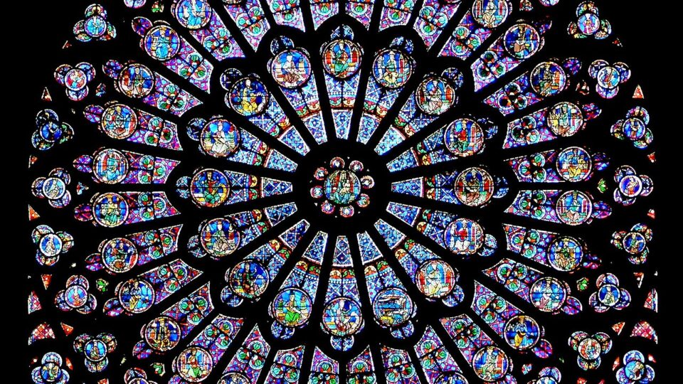 Por que a substituição dos vitrais de Notre-Dame causa polêmica?