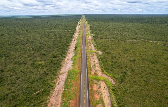 Governo asfalta rodovias em todas as regiões