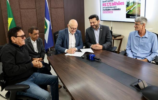 Governador assina decreto e garante repasse aos municípios para manutenção de estradas