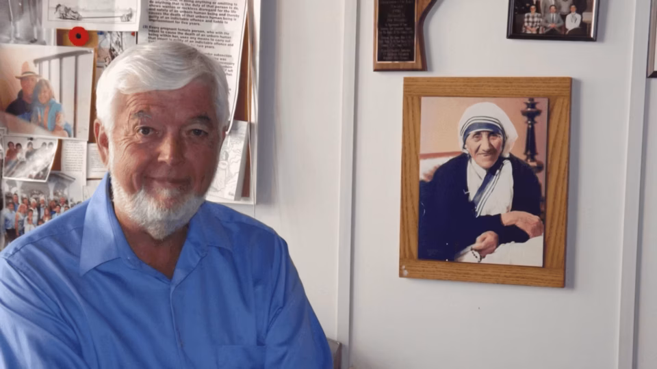 O homem que dedicou a vida a proteger bebês
