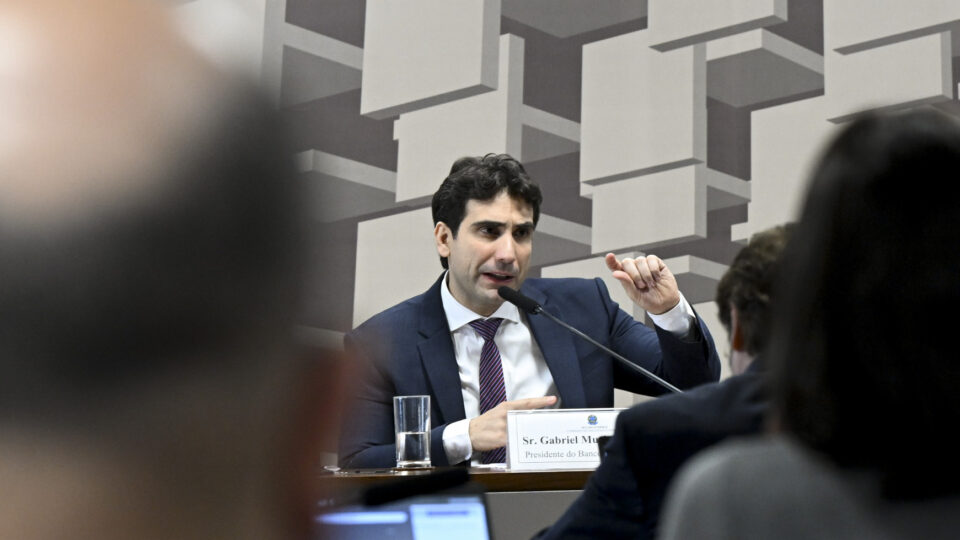 Vídeo: Renan Calheiros e Galípolo batem-boca durante sessão no Senado. “Servidores foram expostos e caluniados”