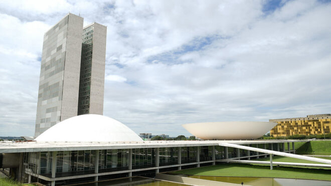 STF avança sobre imunidade parlamentar. Redução da maioridade vira tema para campanha eleitoral