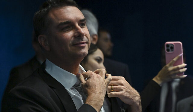 Flávio pediu a Vorcaro financiamento milionário para filme sobre Bolsonaro