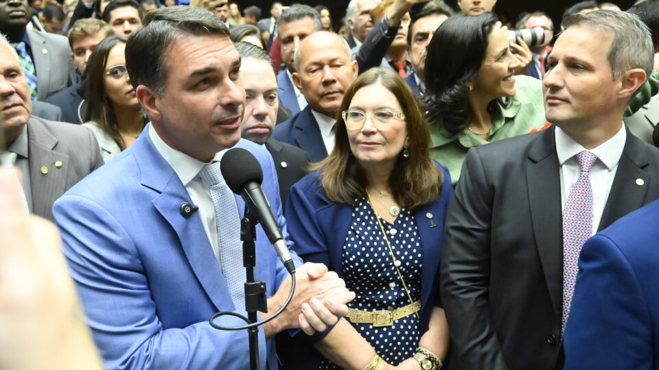 Relação entre Flávio e Vorcaro testa aliança entre candidatos da direita; veja posicionamentos