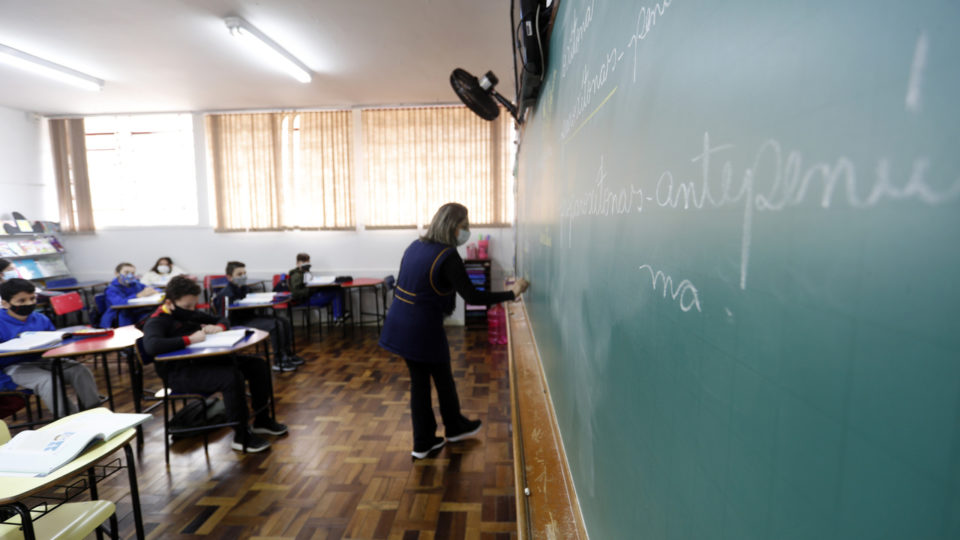 Mais da metade dos cursos EaD que formam professores no Brasil tem conceito 1 ou 2