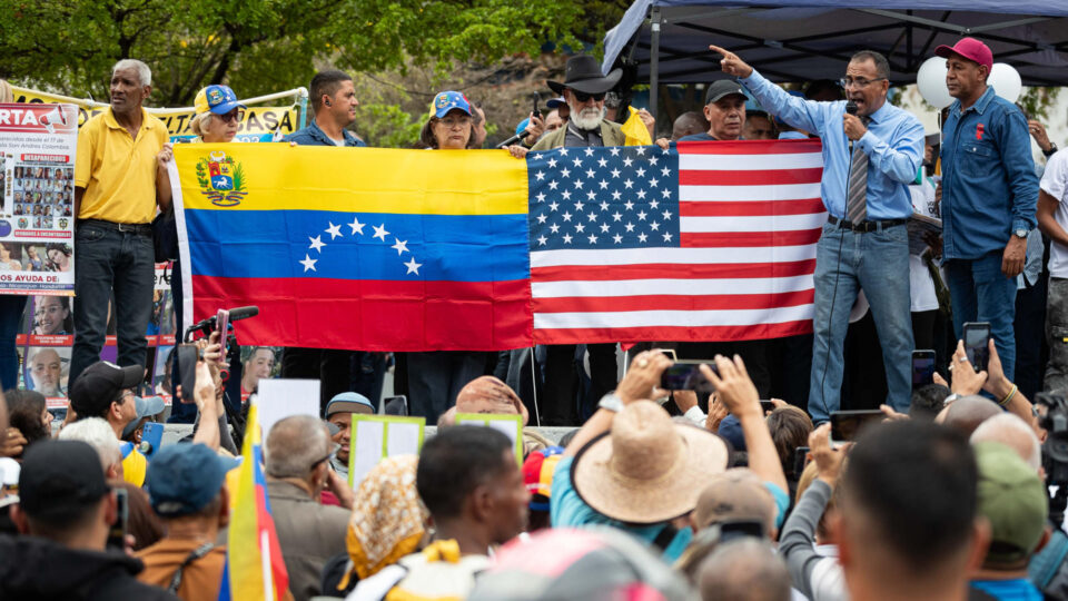 Por que a Venezuela continua em crise meses após a queda de Nicolás Maduro?