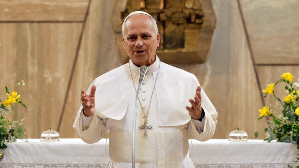 Papa pede a padres que respeitem a liturgia da missa e evitem confundir os fiéis