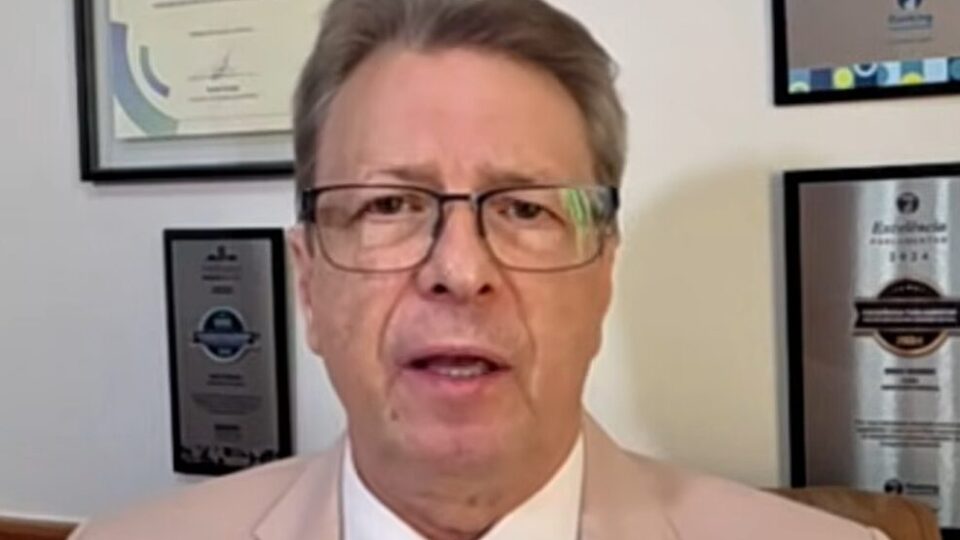 Deputado aciona Lula no TSE e cobra: “tem que ser punido”; assista