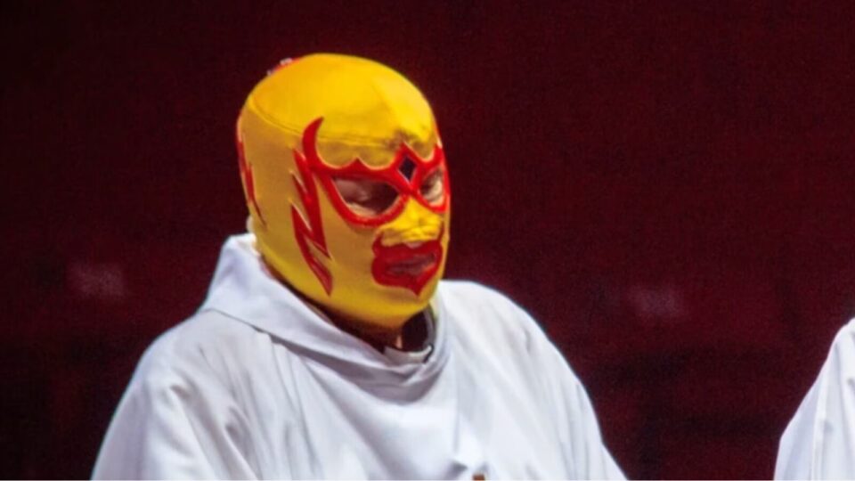 O padre que se tornou lutador profissional para manter um orfanato