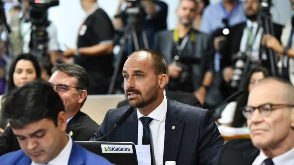 Dos EUA, Eduardo Bolsonaro pode ser candidato a suplente nas eleições?