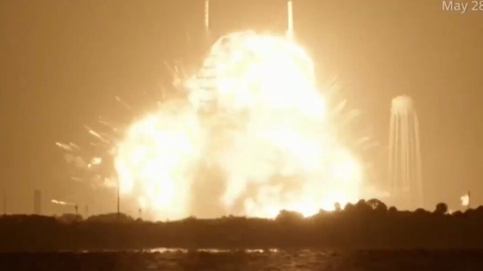 Foguete da Blue Origin, de Jeff Bezos, explode durante teste antes de lançamento